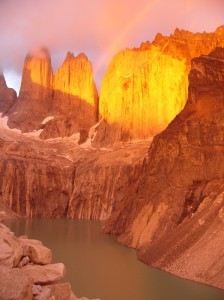 Torres del Paine vertikaalsed kaljud tõusva päikese säras