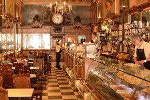 Café a Brasileira Chiado linnaosas on üks väheseid kohvikuid maailma ajaloos, millele isegi entsüklopeediad on peatükke pühendanud.