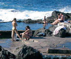 Kaunid näkid kaunis kalurikülas Garachinos? Ei, hoopis turistineiud lõunamaa päikest nautimas.