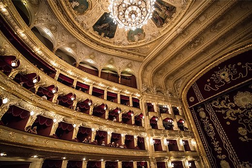 Ooperiteater on väga võimas ja luksuslik palee, mis sarnaneb suuresti Viini ooperiga. Teatrimaja on projekteerinud austria arhidektid ning avati 1887. aastal. Lavastused ei jää interjöörile alla.
