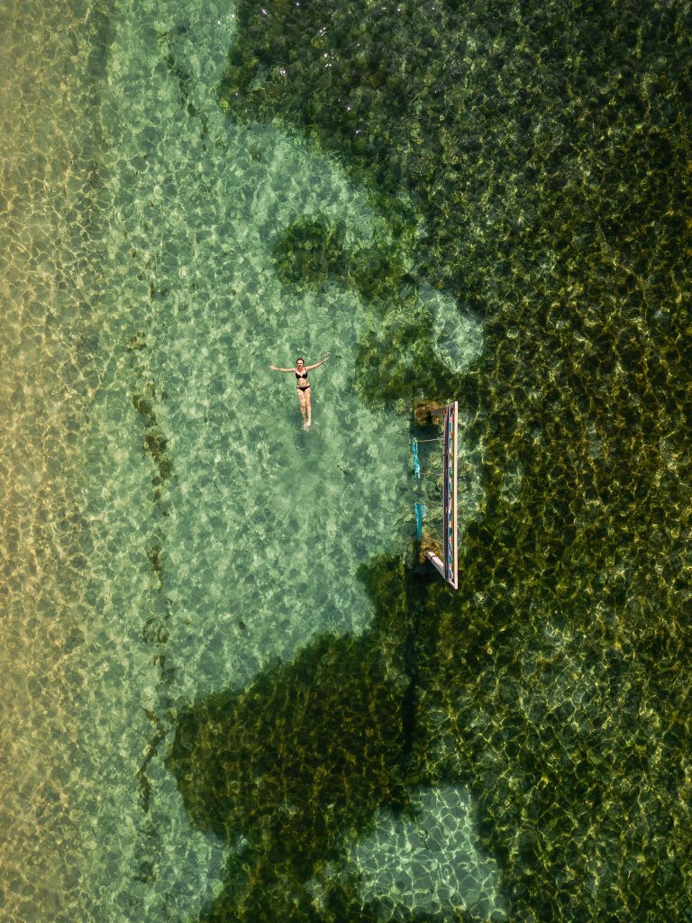 Gili Airil türkiissinises vees mõnulemas