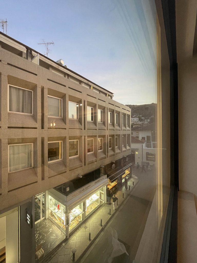 Esse Athens tänavale vaade hotellist