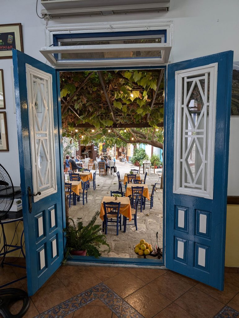 Siniste toolidega restoran Vourlioteses