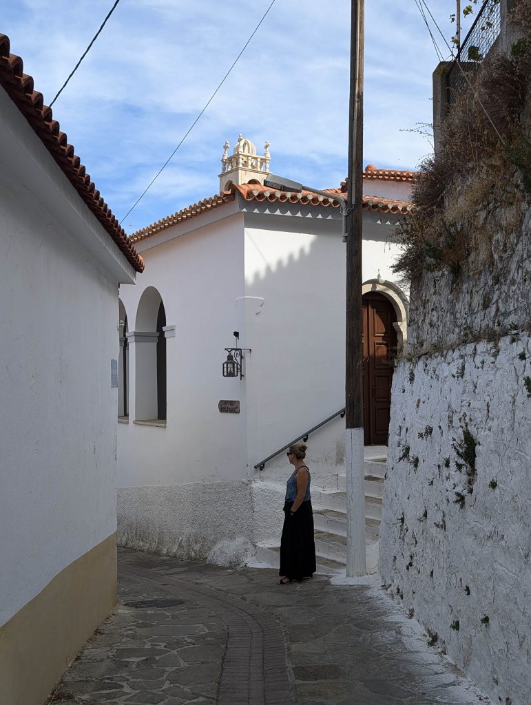 Teel Agia Triada kiriku juurde