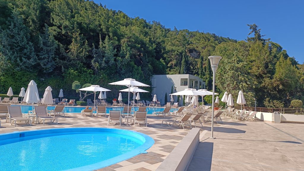 Rhodos Bay Hotel and Spa - vaade katusele ja basseinidele