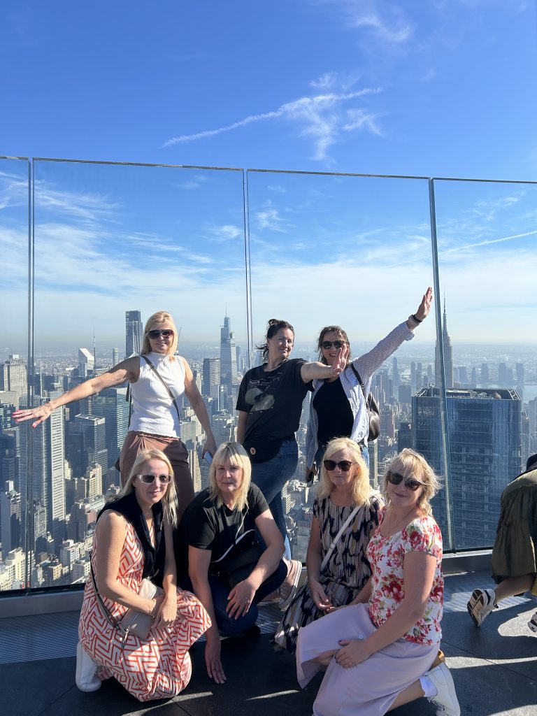 Estraveli tüdrukud kõrgustes