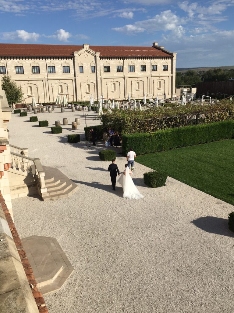 Castel Mimi veinimõisa hoov ja juhuslik pruutpaar