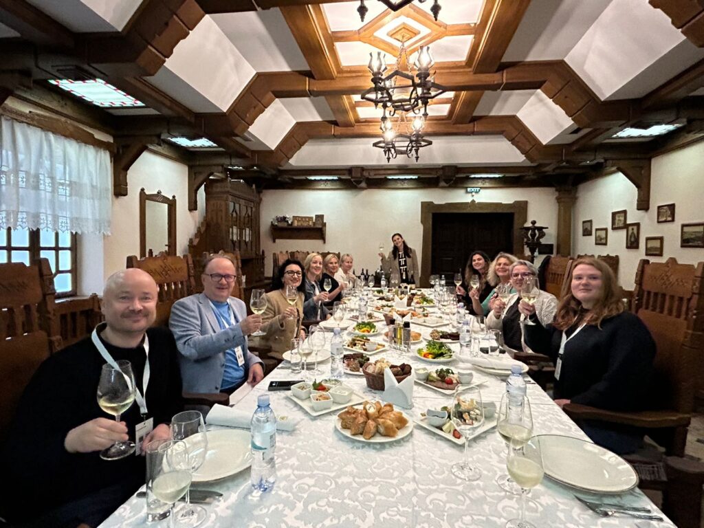 Crivova Winery maa-alsuses restoranis õhtusööki nautimas