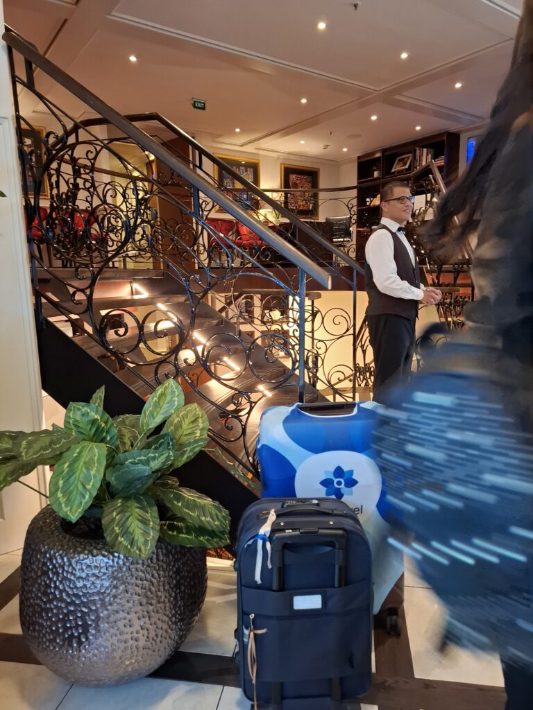 Esmapilt laeva fuajees