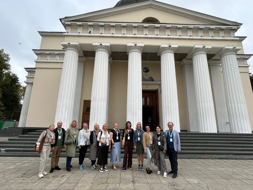 Grupipilt Chisinau Katedraali ees