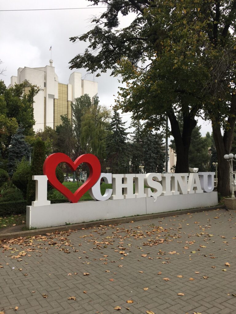 I love Chisinau. Taamal paistmas Presidendi palee.