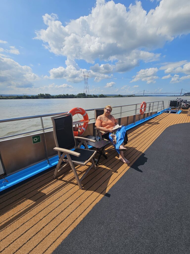 Laeva päikesetekil raamatut lugemas