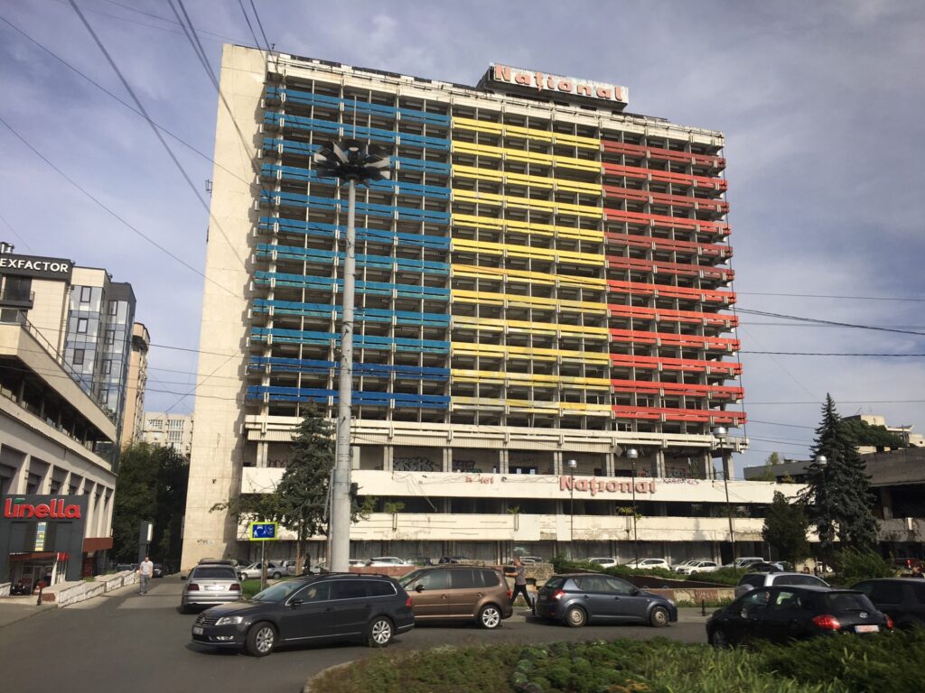 Moldova lipuvärvides paneelmaja Chisinau 09.10.24