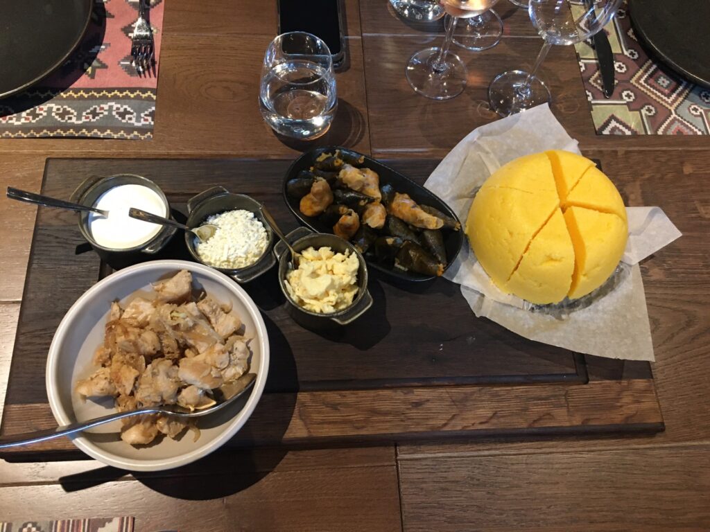 Moldova rahvussöök mămăligă