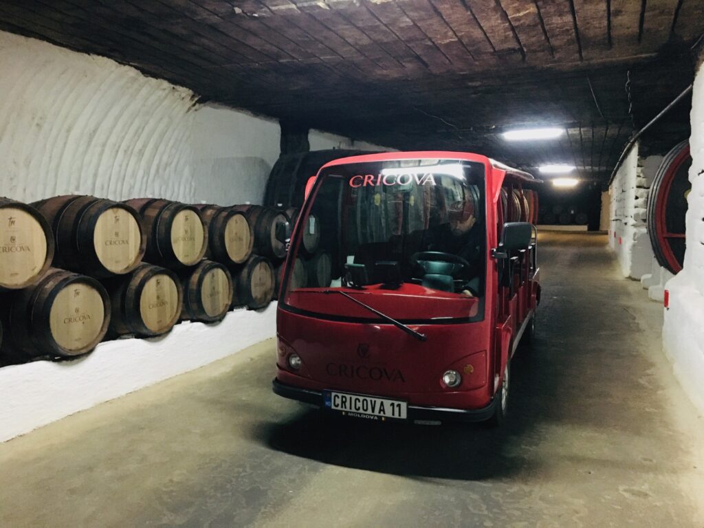 Punased veinikeldri masinad liikumaks maa all veinikeldri käikudes