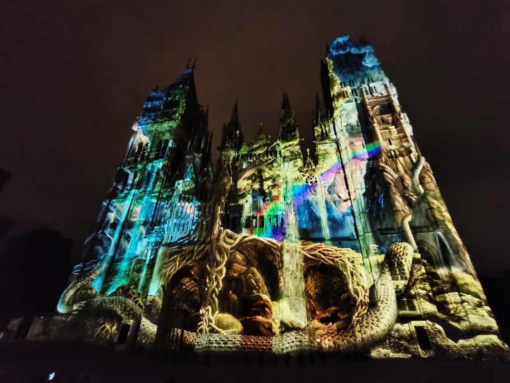 Valgusšõu Roueni katedraali fassaadil