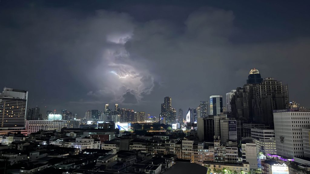 Äikese vaade hotelli basseinist