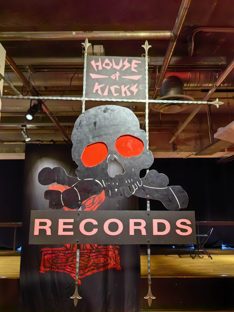 House Of Kicks plaadifirma eksponaat Total Metal näitusel