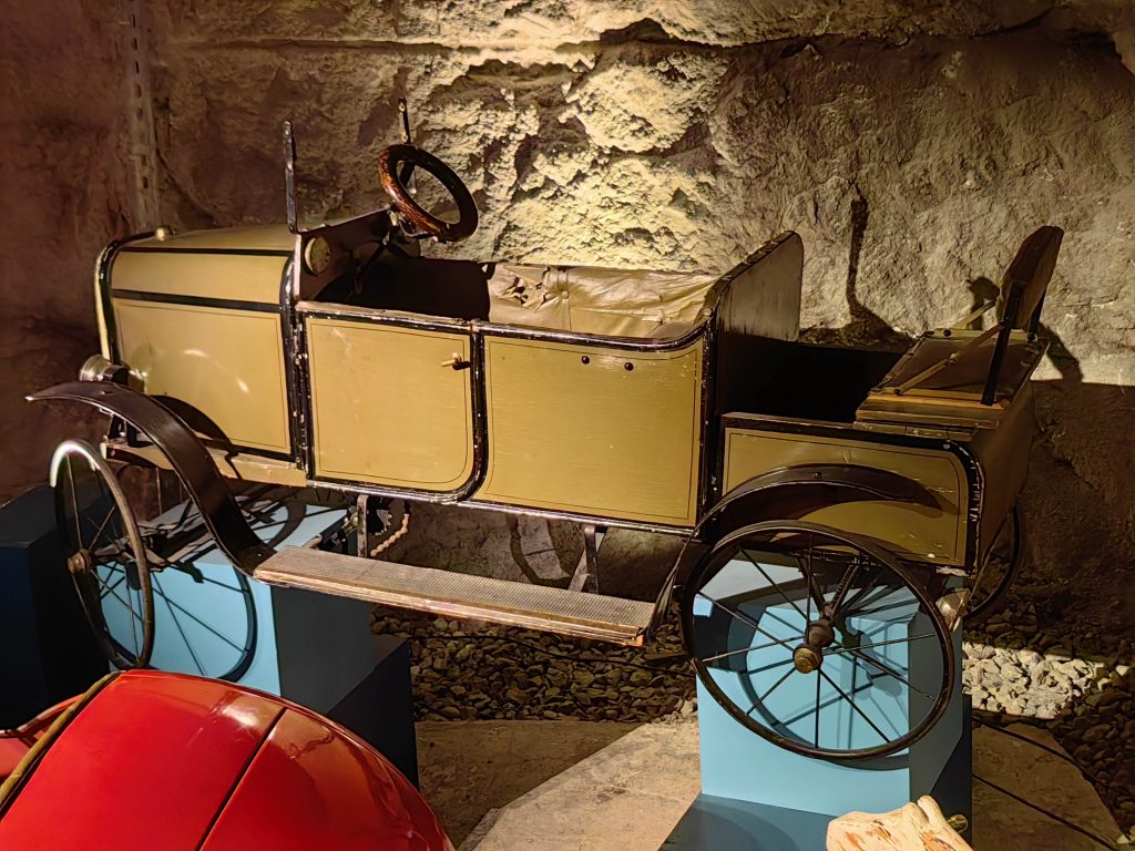 Kunigas Carl Gustav XVI pedaalidega mänguauto Stockholmi Mänguasjamuuseumis