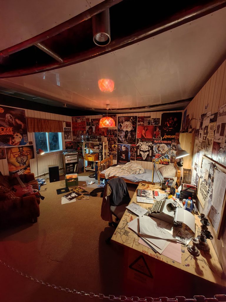 Sassis heavy metal muusiku tuba Total Metal näitusel