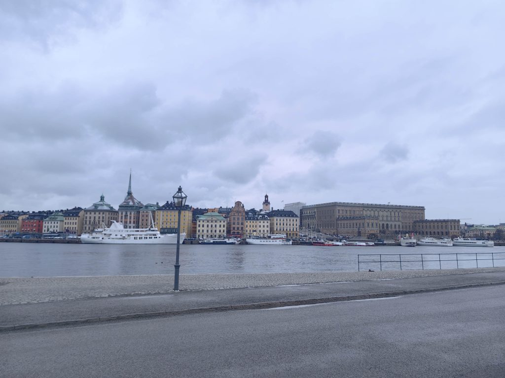 Vaade Stockholmi linnale Mänguasjamuuseumi sissepääsu juurest