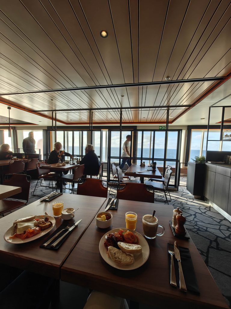 Vaade hommikusöögilauast Grill House'is