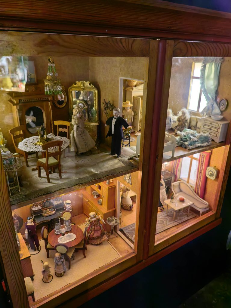 Vanaaegne nukumaja Stockholmi Mänguasjamuuseumis