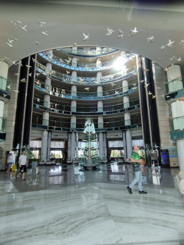 Long Beach hotels fuajee