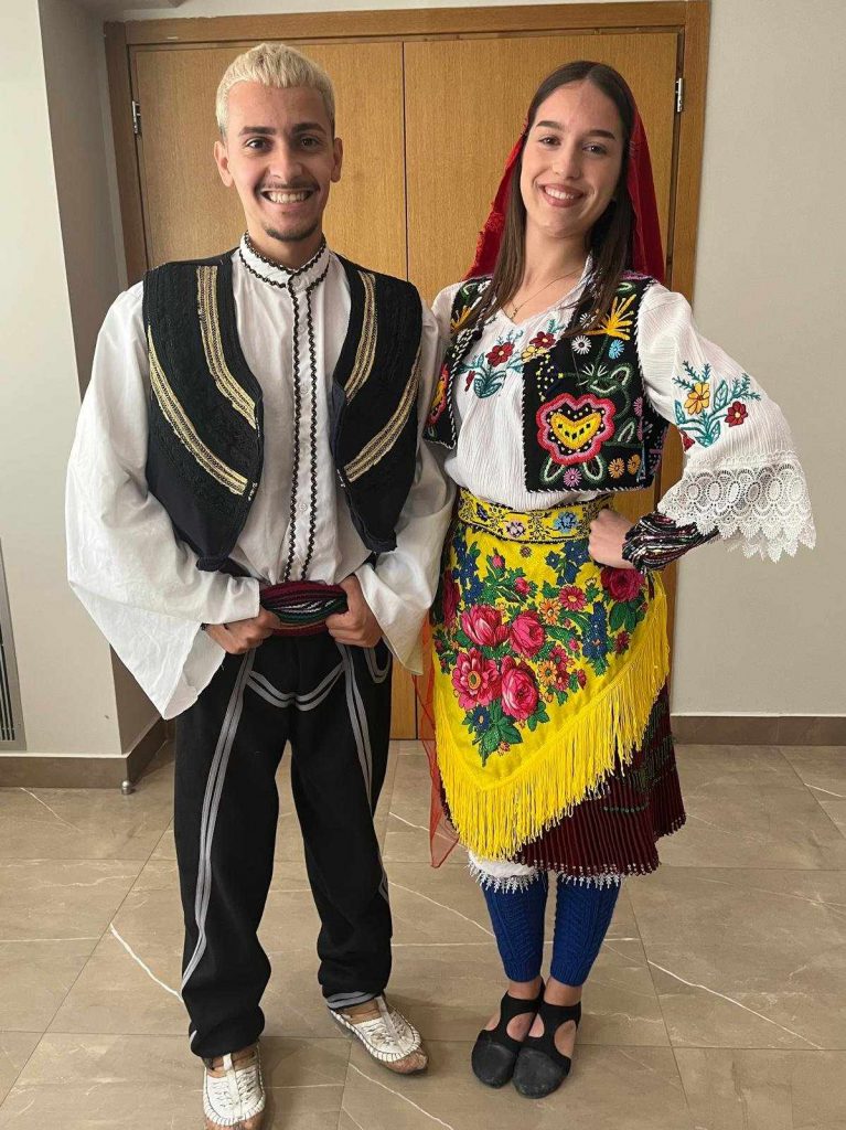 Noored rahvarõivastes meile esinemas