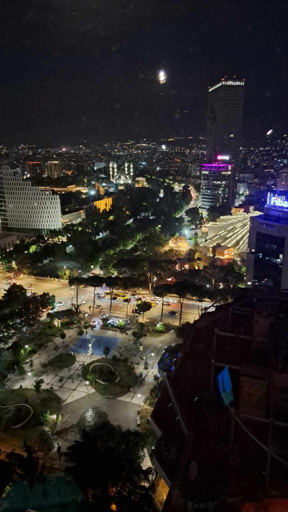 Tirana öösel
