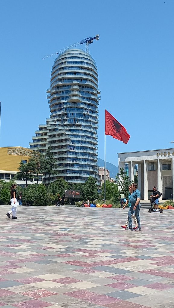 Tirana peaväljak-Skanderbergi nägu majal