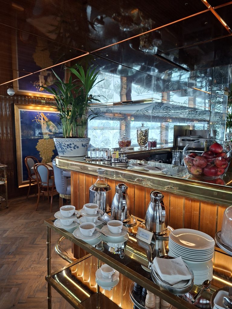 Uniworldi kruiisilaeva lounge bar