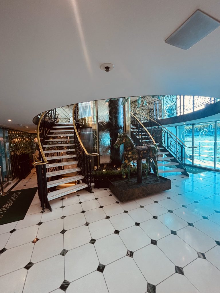 Uniworld, laeva lobby