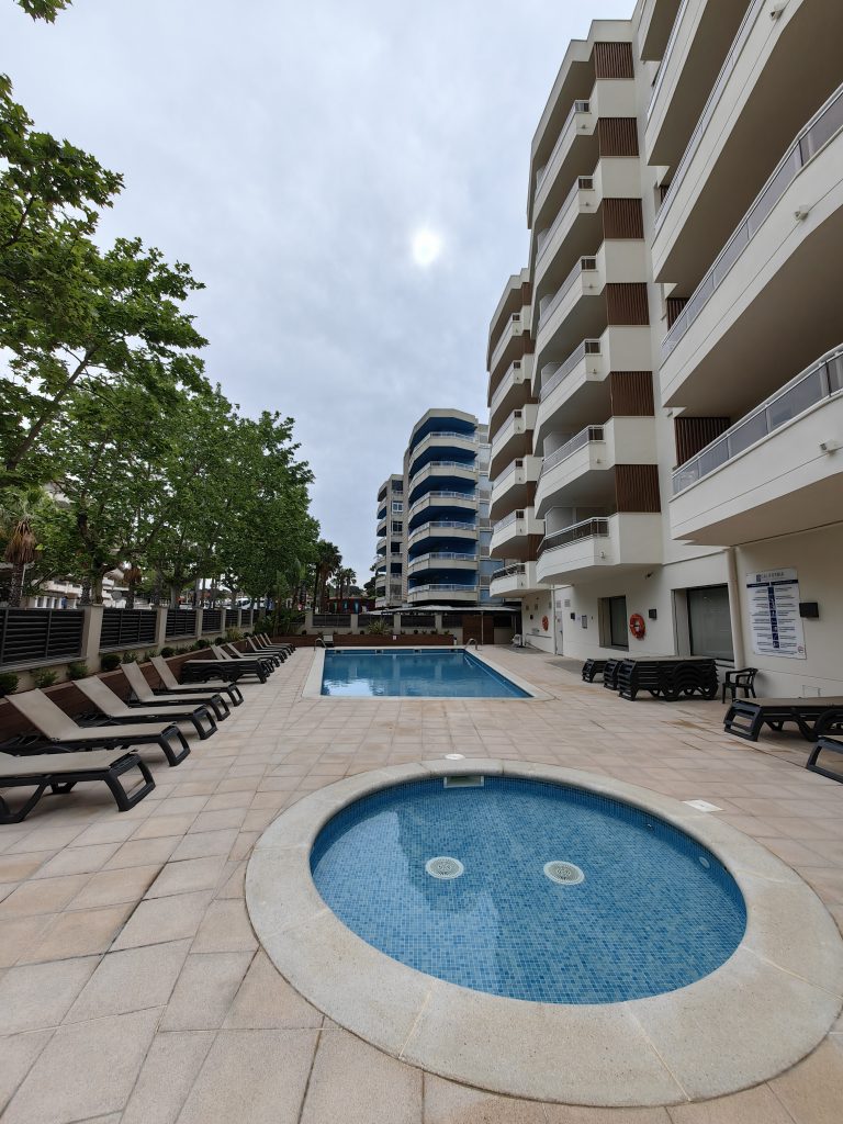 California Apartments hotelli basseiniala