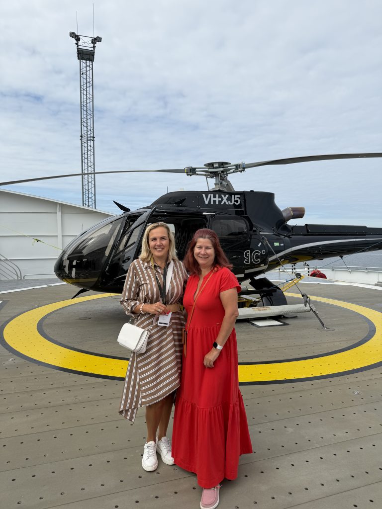 Monica ja Marika, Scenicu helipad'il