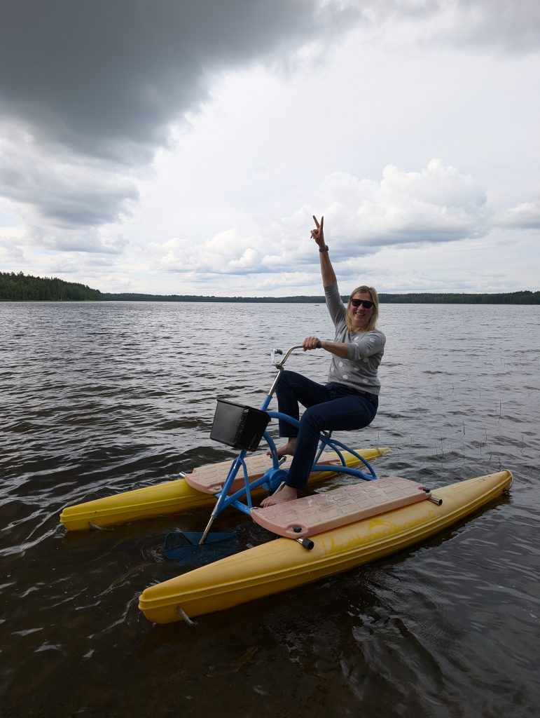 Külli nautimas järvevõlusid