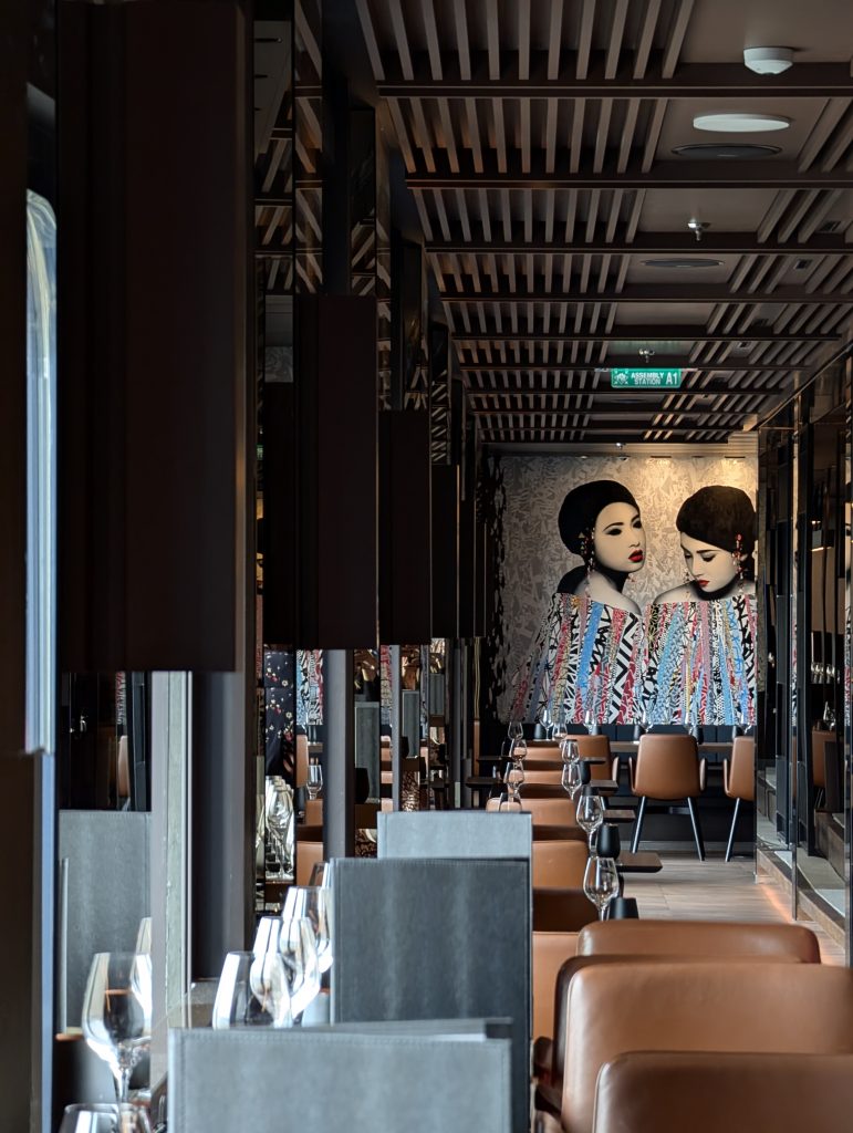 Kunst ja restoran, Scenicul